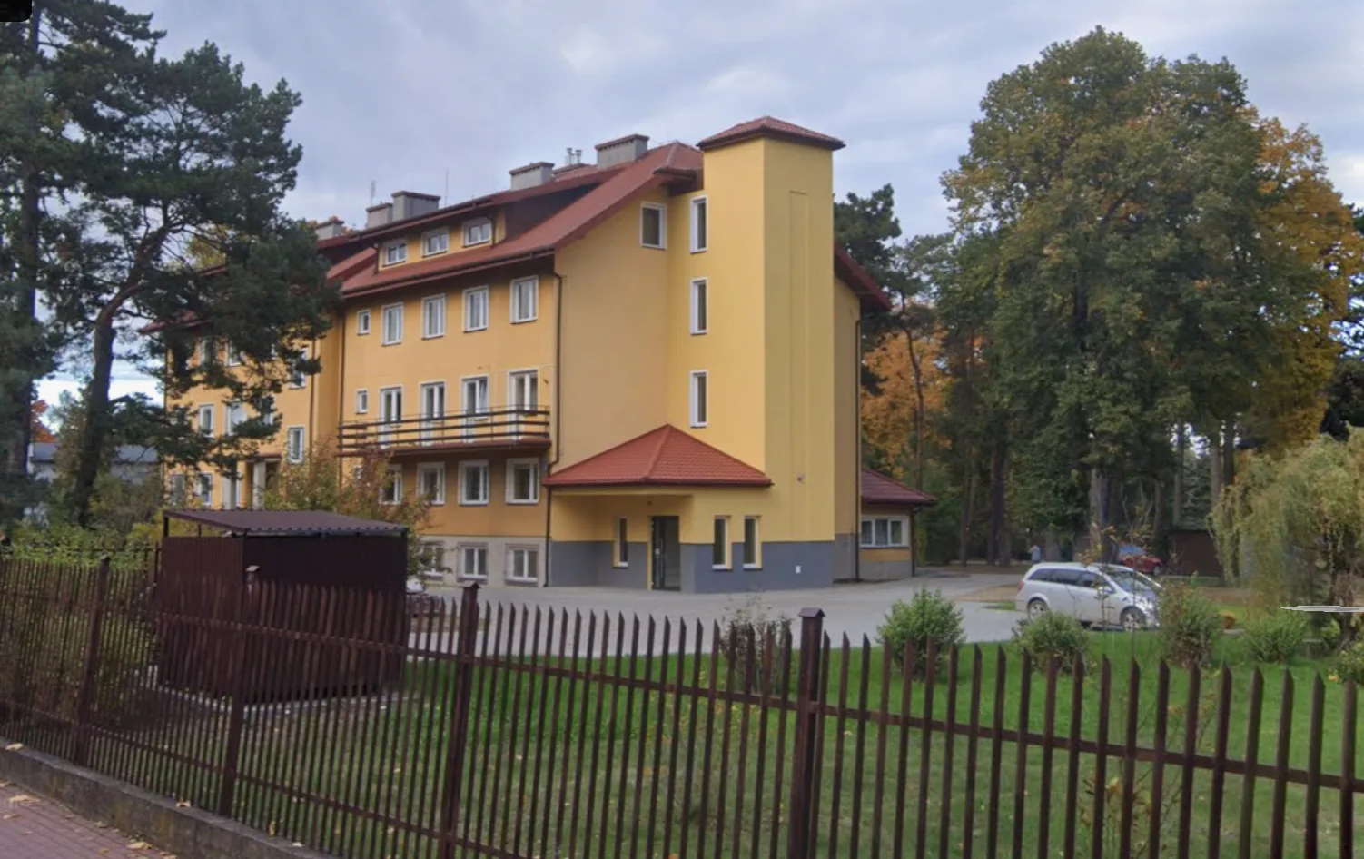 Dom Zakonny Zgromadzenia Sług Jezusa przy ulicy Szkolnej 3 w Milanówku