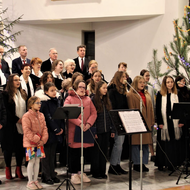 Schola Parafialna podczas śpiewu w kościele